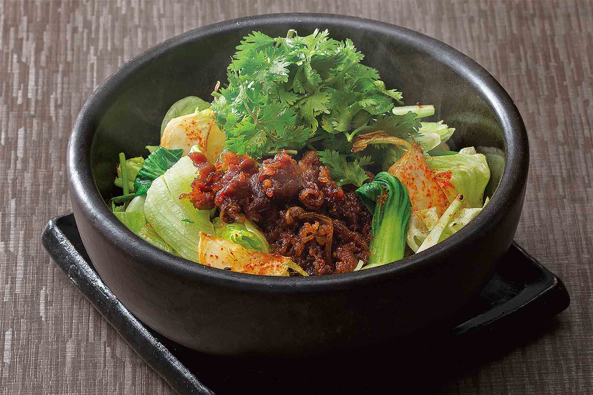 牛肉と根菜の香味油石焼きのおうどん