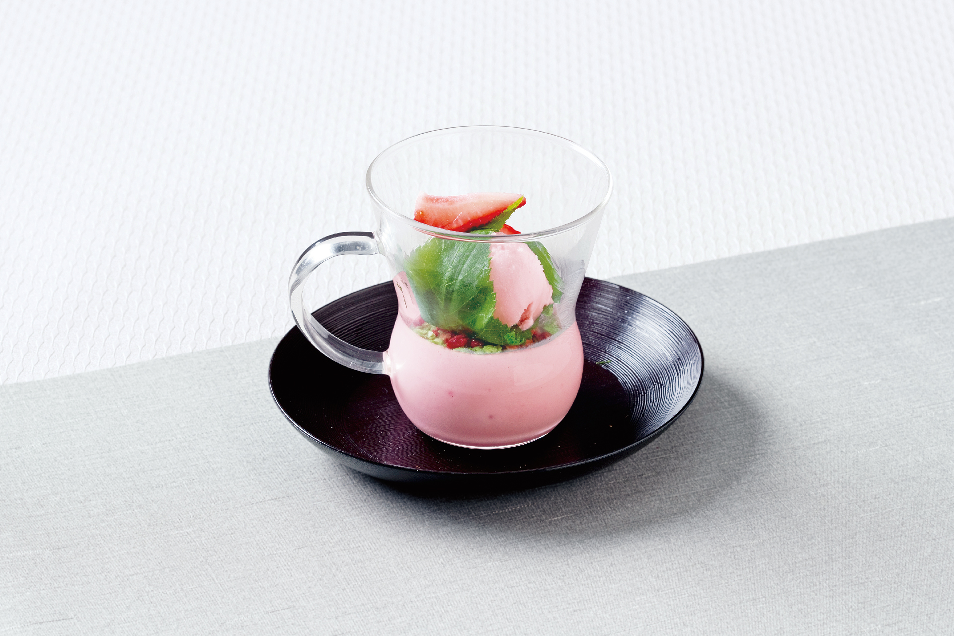 苺のパンナコッタ 桜アイスクリーム添え