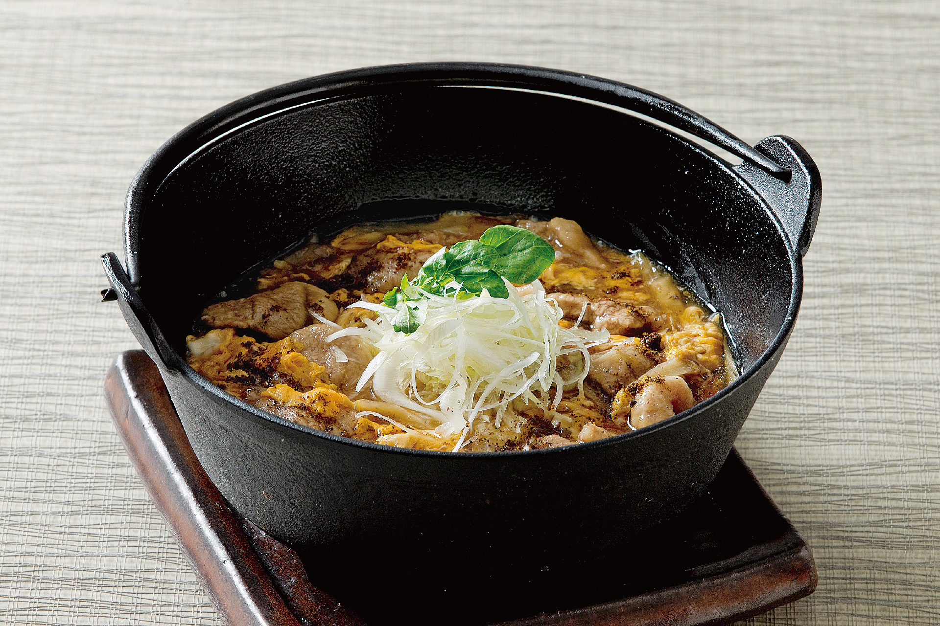 黒七味玉子とじのおうどん							