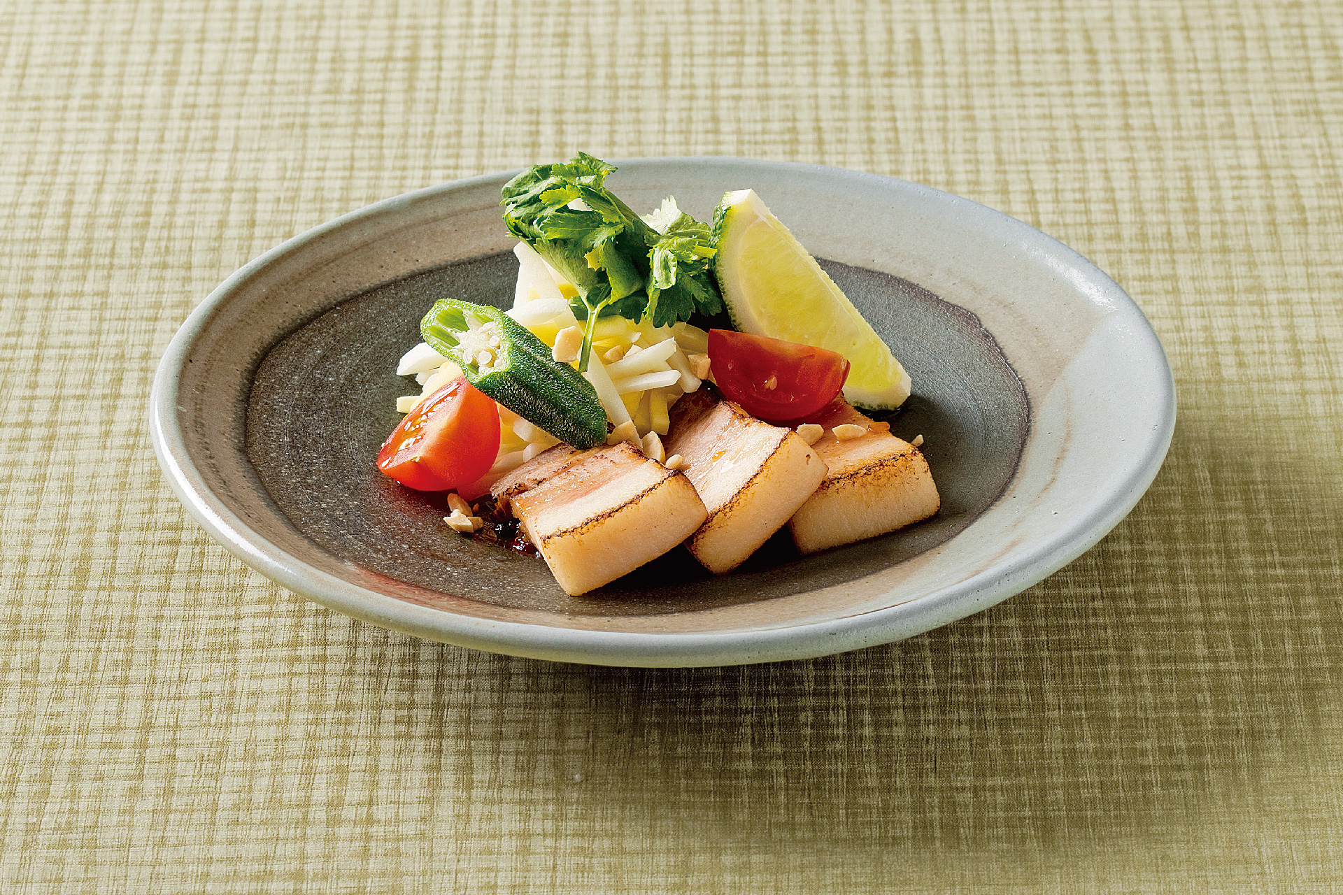 炙り塩豚と青パパイヤ チリソース掛け		