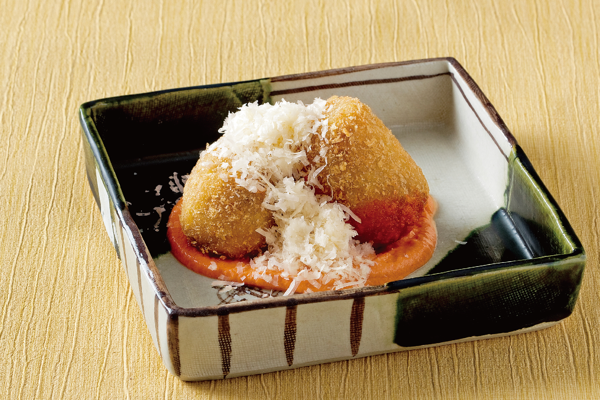 25冬_逸品_3種のチーズ香る きのことたっぷりミートコロッケ