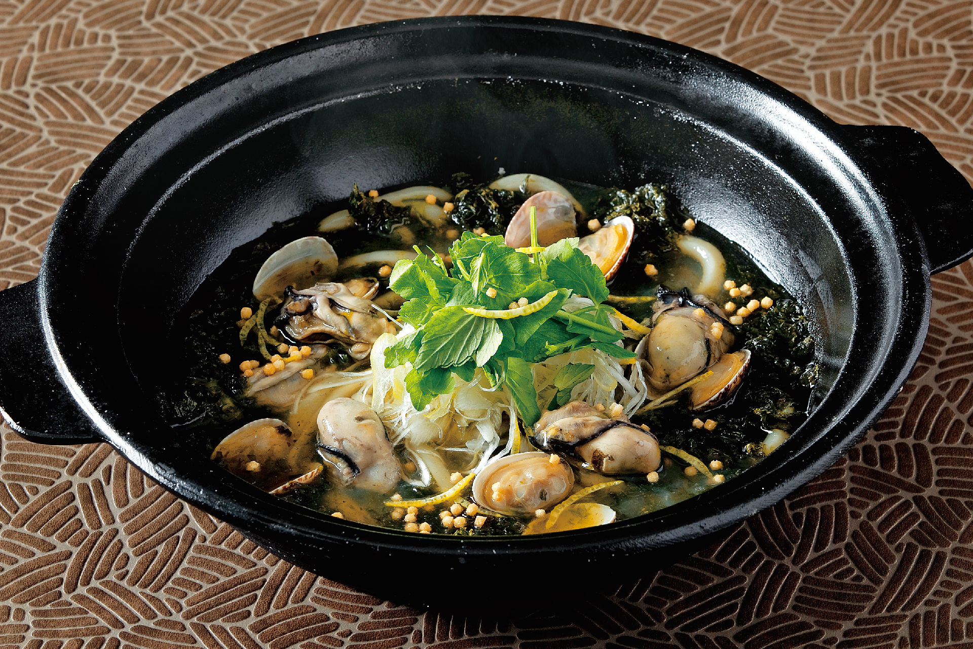 牡蠣と浅利の鍋焼きおうどん