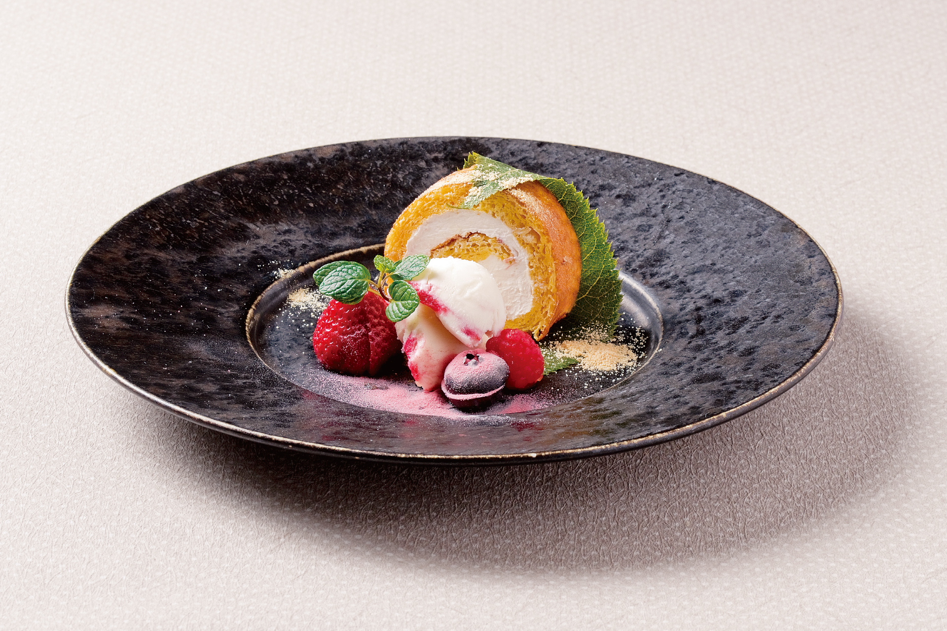 桜香る 黒糖ロールケーキ 三種のベリーアイス