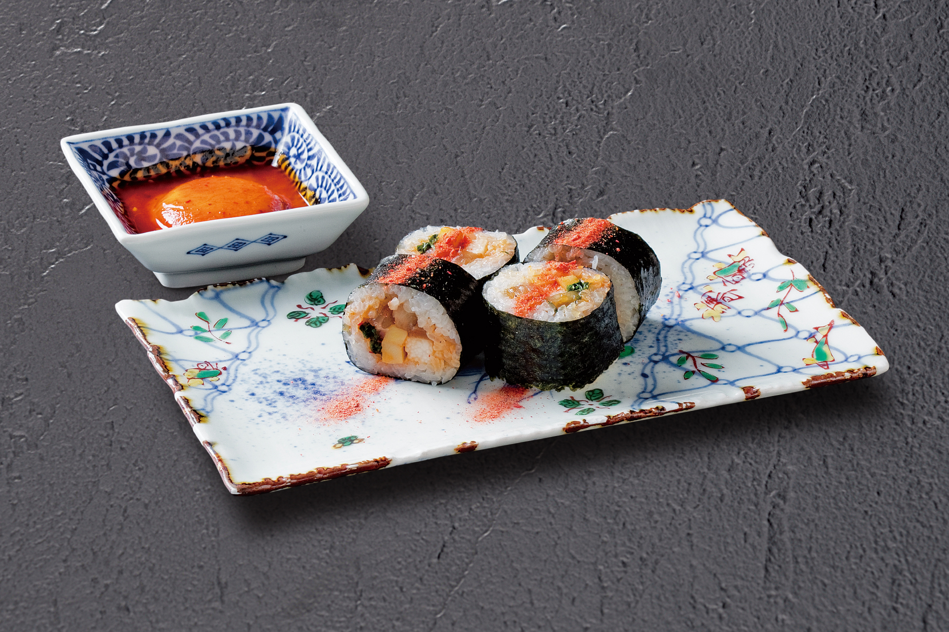 桜鯛と春野菜のユッケ巻き寿司 卵黄ソース