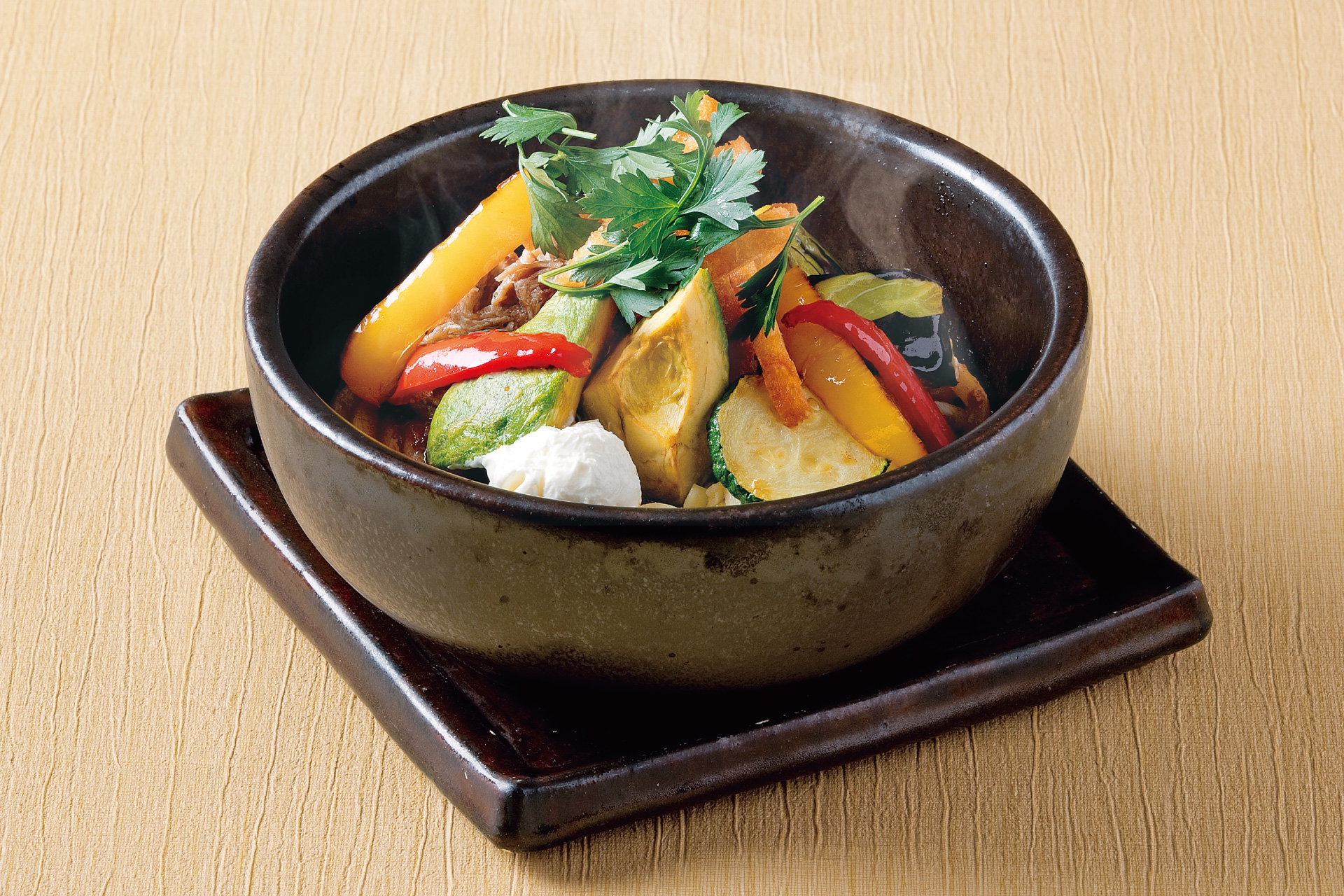 彩り夏野菜と柔らかプルドポークのおうどん