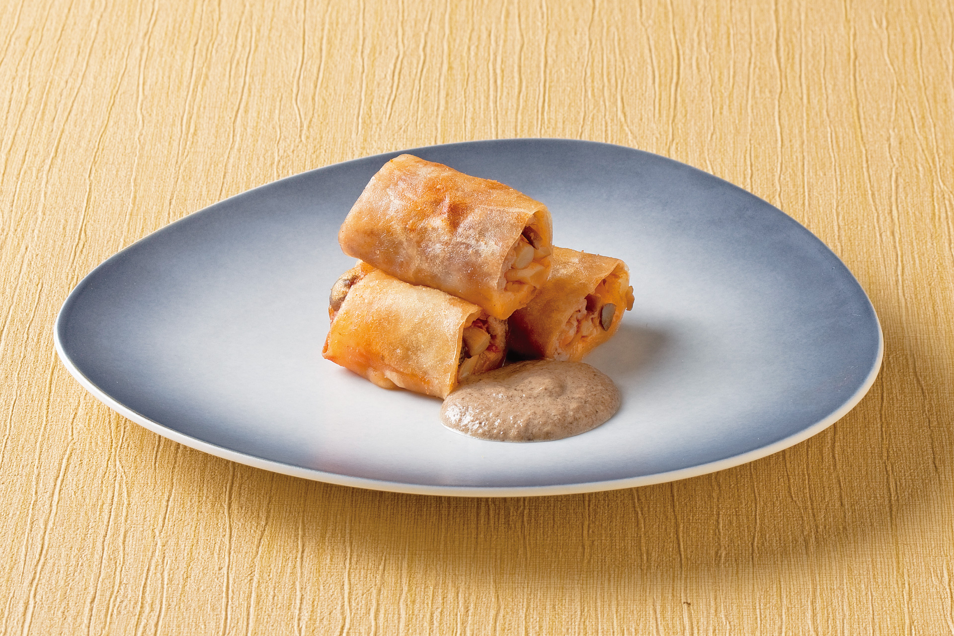 秋茸ソース掛け 牛肉とトマトのチーズ春巻き